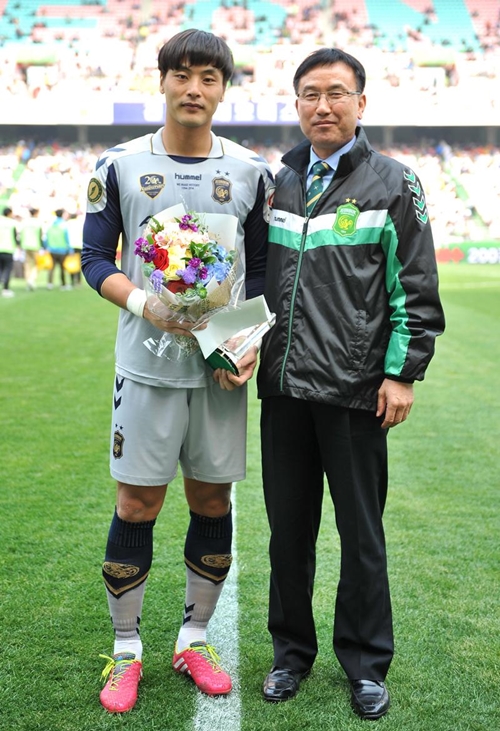 평범한 샐러리맨에서 프로축구 최고 행정가로 이름을 날린 이철근 전 전북 현대 단장(오른쪽)이 17년 축구행정가 인생을 담은 자전적 에세이집을 출간해 화제다./전북 현대 제공