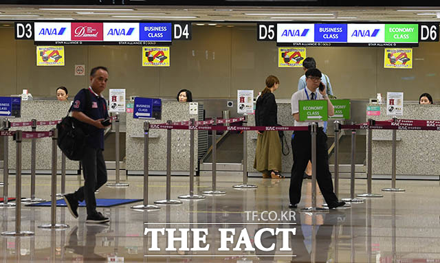 국내 주요 대형 여행사 모객 자료에 따르면 7월 일본 여행객은 전년 동월에 비해 최대 38%까지 줄어든 것으로 나타났다. 사진은 지난달 25일 서울 강서구 김포국제공항 전일본공수 발권카운터 앞 모습. /임세준 기자