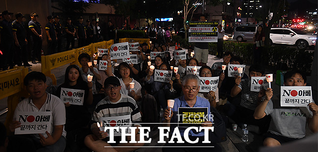 서울 종로구 일본대사관 앞에서 일본의 강제징용 사죄와 경제보복 철회를 요구하며 촛불 든 시민들