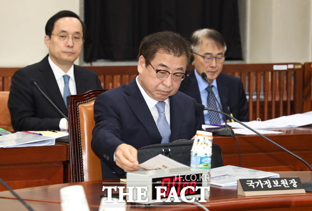 서훈 국가정보원장이 1일 오전 서울 여의도 국회에서 열린 정보위원회 전체회의에 현안 보고를 위해 참석해 서류를 준비하고 있다./국회=남윤호 기자