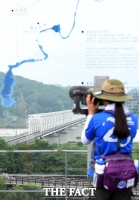 [TF포토] '반복되는 위협' 북쪽 바라보는 관광객