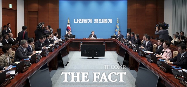 문 대통령은 우리는 다시는 일본에게 지지 않을 것이다. 우리는 수많은 역경을 이겨내고 오늘에 이르렀다며 적지 않은 어려움이 예상되지만, 우리 기업들과 국민들에겐 그 어려움을 극복할 역량이 있다. 과거에도 그래왔듯이 우리는 역경을 오히려 도약하는 기회로 만들어낼 것이라고 강조했다. / 청와재 제공