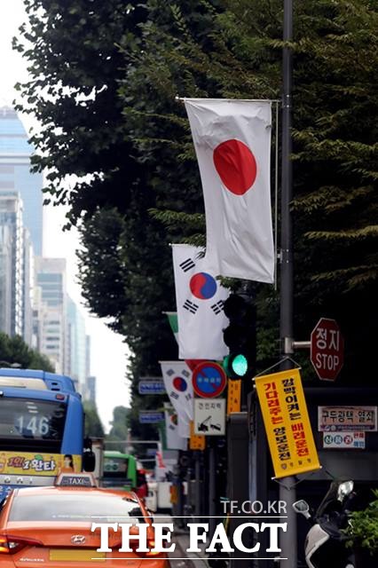 서울 강남구는 2일 일본 정부의 화이트리스트 제외 조치에 항의해 테헤란로 등에 게양된 일장기를 철거한다고 밝혔다./강남구 제공