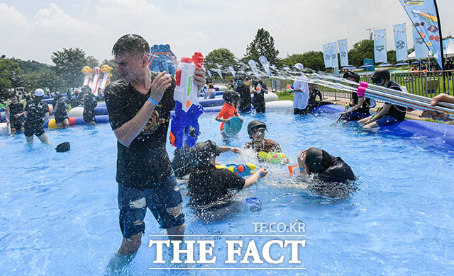 서울을 비롯한 전국 대부분 지역에 폭염경보와 주의보가 내려진 3일 서울 마포구 난지한강공원 젊음의 광장에서 한강 물싸움 축제가 열린 가운데 참가한 시민들이 물총을 쏘며 즐거운 시간을 보내고 있다. /김세정 기자