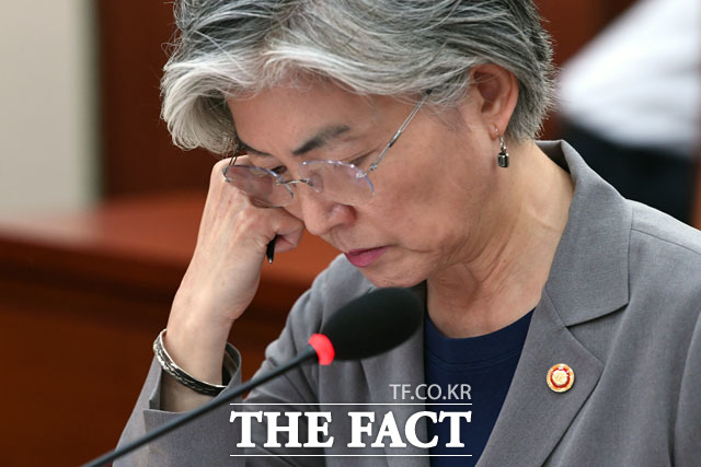 지난 2일 제26차 아세안지역안보포럼 외교장관회의에 참석한 강경화 외교부 장관은 북한의 미사일 및 발사체 발사에 대해 우려를 표했다. 사진은 강경화 외교부 장관이 지난달 30일 오전 서울 여의도 국회에서 열린 외교통일위원회 전체회의에 참석해 자료를 보며 생각에 잠겨 있는 모습./남윤호 기자