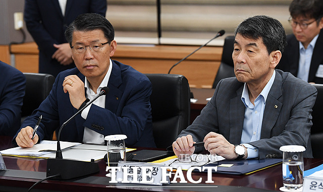 은성수 한국수출입은행 행장(왼쪽)과 이동걸 한국산업은행 회장