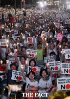 [TF포토] '아베 정권 규탄한다!'…폭염에도 촛불 든 시민들