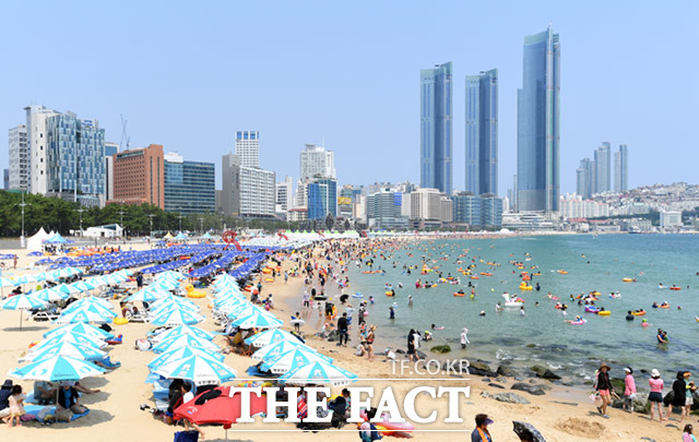 전국적으로 폭염 경보가 내려진 4일 오후 부산 해운대구 해운대해수욕장에서 많은 피서객들이 물놀이를 즐기며 더위를 식히고 있다. /부산=임세준 기자