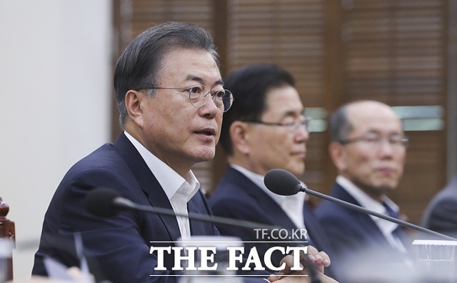 문재인 대통령은 5일 수석보좌관회의에서 일본은 결코 우리 경제의 도약을 막을 수 없다면서 남북 간의 경제협력으로 평화경제가 실현된다면 우리는 단숨에 일본의 우위를 따라잡을 수 있다고 제시했다. 그러나 정치권에서는 단기 처방전으로는 실효성이 없다는 지적도 나왔다. /청와대 제공