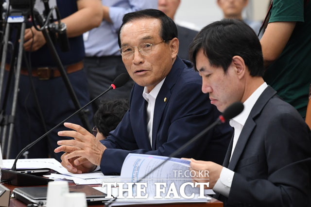국방부 자료제출 요구하는 김중로 바른미래당 의원