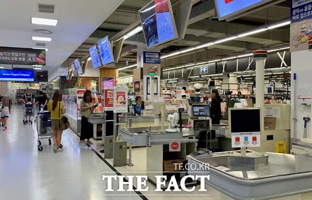 조합원을 다른 지점으로 이동시켜 조합활동을 위축시키려는 것이 아니냐는 노조 측의 주장과 관련해 홈플러스 측은 안양점 F/C에 인력이 필요해 인사발령을 했다고 반박했다. /이민주 기자