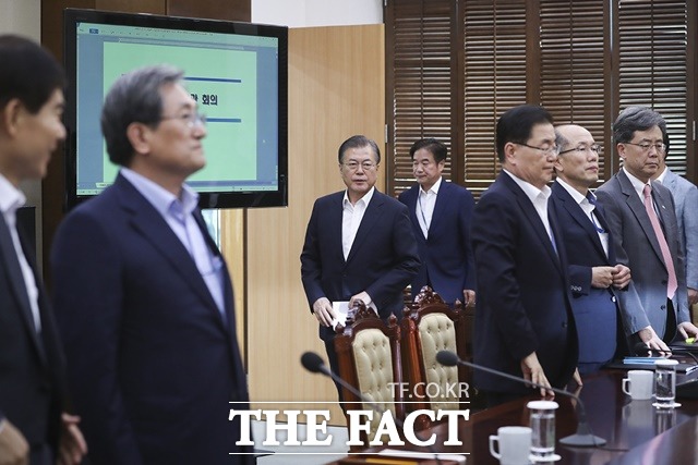 5일 문재인 대통령이 수석보좌관회의를 주재하기 위해 입장하고 있다./청와대 제공