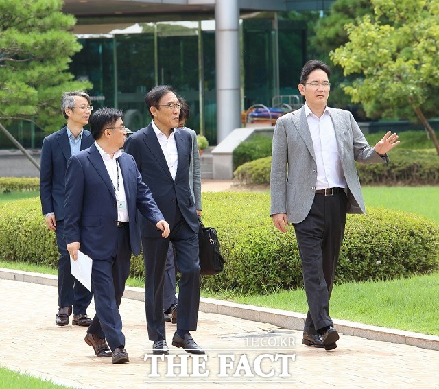 이재용 삼성전자 부회장이 6일 반도체 패키징 기술 개발과 검사 등을 담당하는 온양·천안캠퍼스를 방문해 사업 현황을 점검했다. 진교영 메모리사업부장 사장, 백홍주 TSP총괄 부사장, 김기남 DS부문 대표이사 부회장, 이재용 부회장(왼쪽부터) /삼성전자 제공
