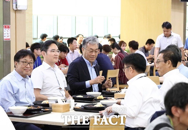 이 부회장은 온양사업장 내 임직원 식당에서 오찬을 마치고, DS 사업군별 개발실장 등과 함께 간담회를 갖고 시스템 반도체 비전 2030을 달성하기 위한 차세대 패키지 개발 방향 등에 관해 논의했다. 정은승 파운드리사업부장 사장, 이재용 부회장, 강인엽 시스템LSI사업부장 사장, 김기남 DS부문 대표이사 부회장, 백홍주 TSP총괄 부사장(왼쪽부터) /삼성전자 제공