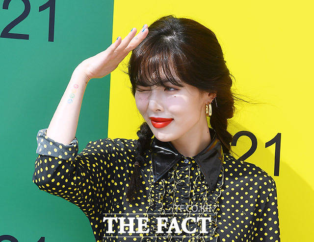 가수 현아가 6일 오후 서울 강남구 갤러리아 백화점 야외 광장에서 열린 N21 포토행사에 참석해 포즈를 취하고 있다. /이동률 기자