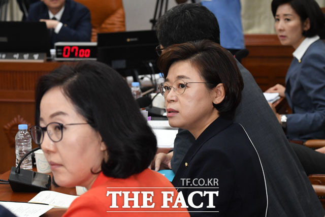 사과 안 해? 노 실장 바라보는 김현아, 김정재 의원과 나경원 원내대표(왼쪽부터)