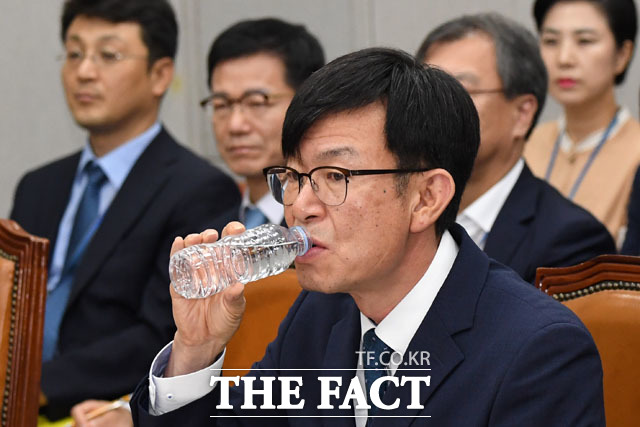 김상조 청와대 정책실장도 일회용 용기에 담긴 물을 마시고 있다.