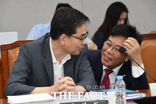 대화 나누는 자유한국당 곽상도(왼쪽), 송언석 의원