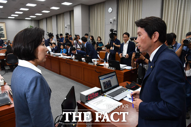 이인영 운영위원장에게 항의하는 나경원 원내대표. 이날 곽상도 한국당 의원의 김지태 씨 사건 언급에 노영민 청와대 비서실장이 정론관 가서 답하라고 말하자 야당은 사과해야 한다며 강하게 반발했다. /국회=남윤호 기자