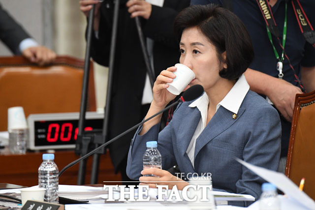 국회 운영위원회 전체회의에 참석해 물을 마시고 있는 나경원 자유한국당 원내대표