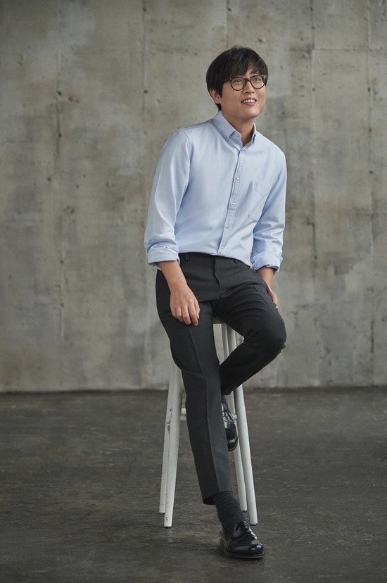 김동률은 오는 20일 신곡 여름의 끝자락을 발표한다. 지난해 12월 동화 이후 8개월 만의 신곡이다. /뮤직팜 제공