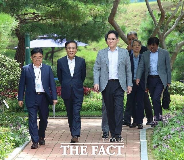 이재용 부회장은 온양·천안캠퍼스 방문을 기점으로 평택 사업장과 기흥 사업장, 탕정사업장 등을 잇달아 방문해 현장 점검에 나설 계획이다. 백홍주 TSP총괄 부사장, 김기남 DS부문 대표이사 부회장, 이재용 부회장, 진교영 메모리사업부장 사장, 정은승 파운드리사업부장 사장, 강인엽 시스템LSI사업부장 사장(왼쪽부터) /삼성전자 제공