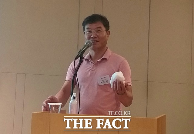박창신 캐리소프트 대표가 6일 서울 여의도에서 열린 기업공개(IPO) 기자간담회에서 캐리 캐릭터 지식재산권에 기반한 상품 설명을 하고 있다. /여의도=지예은 기자