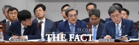 [TF사진관] 국회 출석한 김상조-노영민, '야당 안보 질의 쏟아져'