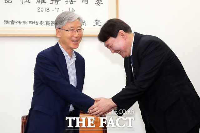국회에서 오찬 후 여상규 법제사법위원장(왼쪽) 만난 윤석열 총장