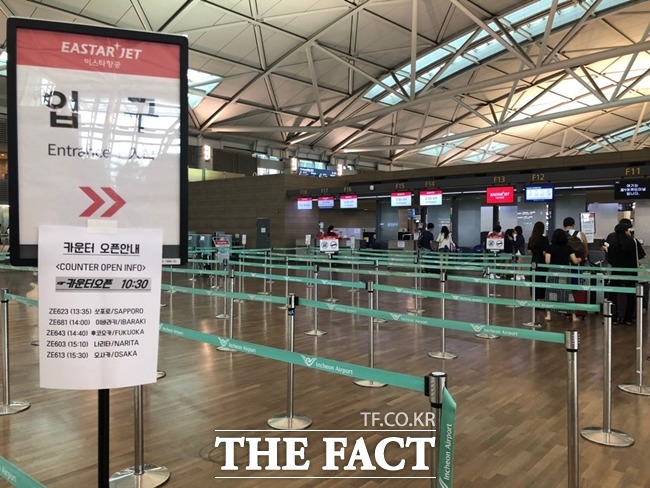 불매운동의 여파로 지난 7월 한 달간 탑승객이 감소한 일본 노선은 30개 중 21개에 달하는 것으로 나타났다. 한국인 여행객이 선호하는 오사카와 오키나와, 후쿠오카 노선 모두 여객 수가 감소한 것으로 조사됐다. 사진은 지난달 25일 인천공항 한 항공사의 일본노선 체크인 카운터의 모습. /인천국제공항=신지훈 기자