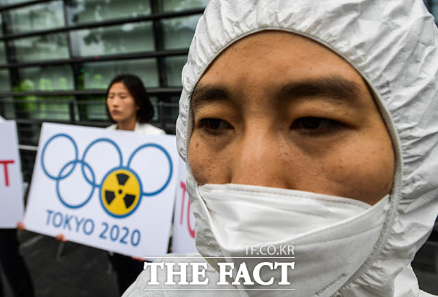 미래당이 7일 오전 서울 종로구 일본대사관 앞에서 아베 정부의 방사능 올림픽 강행 규탄 기자회견을 연 가운데 당 관계자들이 피켓을 들고 있다. /김세정 기자