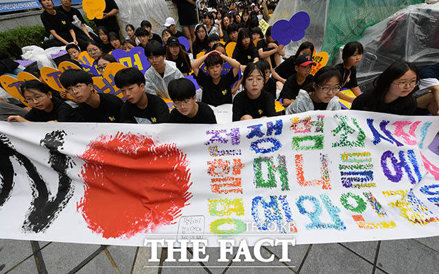 제1399차 일본군 위안부 문제 해결을 위한 정기 수요집회가 7일 오후 서울 종로구 중학동 옛 일본대사관 앞에서 열린 가운데 참가한 어린이들이 손피켓과 현수막을 들고 있다. /김세정 기자