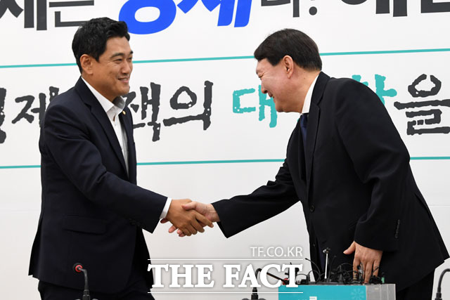 바른미래당 오신환 원내대표(왼쪽)와 만난 윤석열 총장