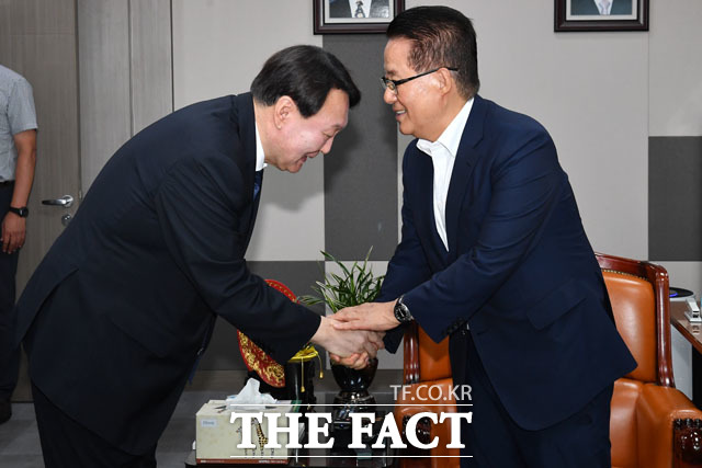 민주평화당 박지원 의원(오른쪽)을 찾아 악수 나누는 윤석열