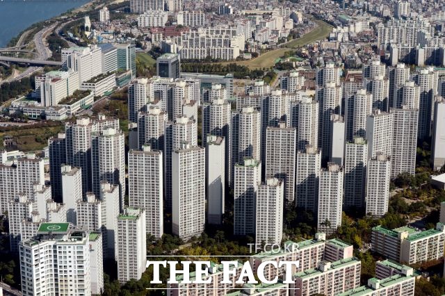 일부 건설사들이 한국토지주택공사(LH)로부터 공공택지를 편법으로 당첨받아 수익을 챙겼다는 의혹을 받고 있다. 사진은 서울의 한 아파트 단지로 기사 내용과 무관. /더팩트 DB