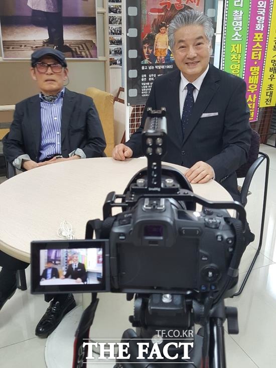 한지일은 한국영화감독 100인이 만든 100초 단편영화 100편 프로젝트의 일환으로 서윤모 감독의 영화 그들의 이름은 영화인에 출연했다. 왼쪽은 고응호 감독. /한지일 제공, 더팩트 DB