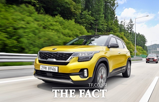 기아자동차는 최근 출시한 글로벌 소형 SUV 셀토스가 인도 현지에서 지난달 16일부터 시작된 사전계약 첫날 6046대가 계약된 것을 기점으로 누적 사전계약 2만2073대를 달성했다고 8일 밝혔다. /기아자동차 제공