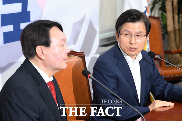 윤석열 검찰총장이 8일 황교안 자유한국당 대표를 예방했다. 황 대표는 이 자리에서 균형있게 검찰을 이끌어달라고 요청했다. /국회=남윤호 기자