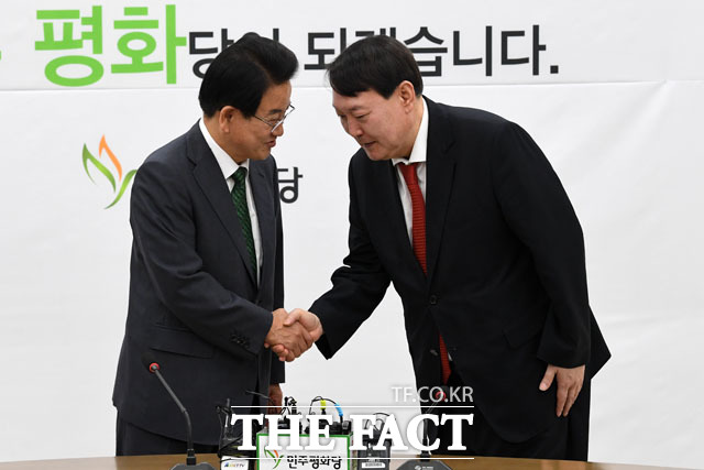 윤석열 검찰총장(오른쪽)이 8일 오전 서울 여의도 국회에서 정동영 민주평화당 대표를 만나 악수하고 있다./국회=남윤호 기자