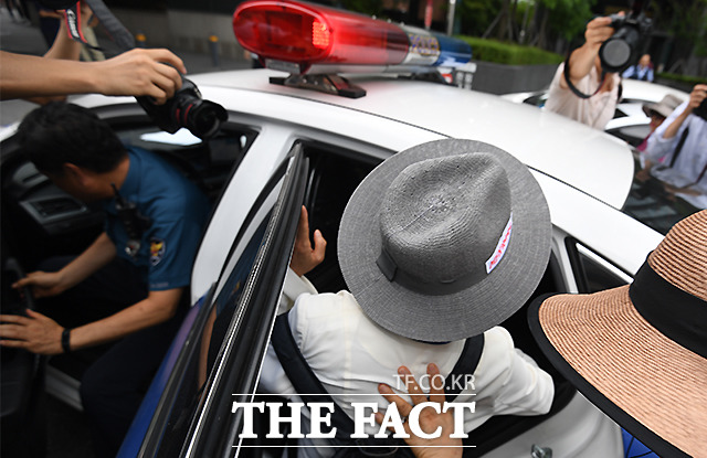 주 대표가 경찰의 보호를 받으며 현장을 떠나고 있다. /이새롬 기자