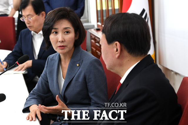 상식적인 검찰 권력이 되게 해달라고 당부한 나경원 원내대표 말에 윤석열 검찰총장은 중립성을 확실히 지키겠다고 답했다. /남윤호 기자