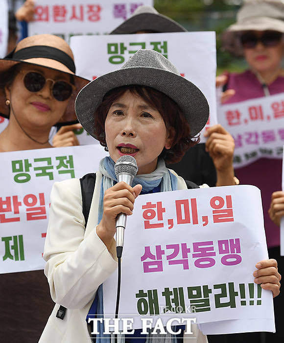 8일 주옥순 엄마부대 대표는 옛 일본대사관 앞에서 기자회견을 열고 한국이 일본에 사과해야 한다고 주장했다. 이날 대사관 앞에 세워진 소녀상 근처에서 기자회견을 연 이들은 진보 단체와 거칠게 충돌하기도 했다. /종로=이새롬 기자
