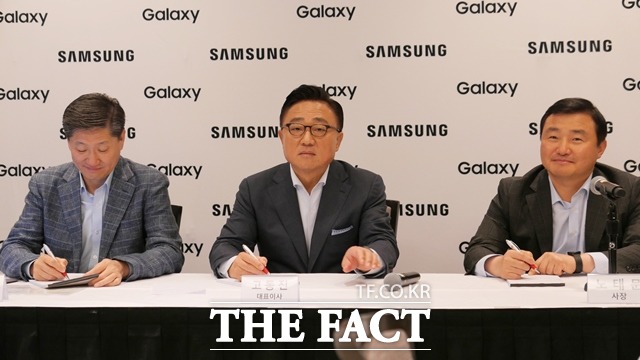 7일(현지 시각) 삼성전자 최경식 무선사업부 전략마케팅실장 부사장, 고동진 IM부문장 사장, 노태문 무선사업부 개발실장 사장(왼쪽부터)이 질의에 답하고 있다. /뉴욕=서민지 기자