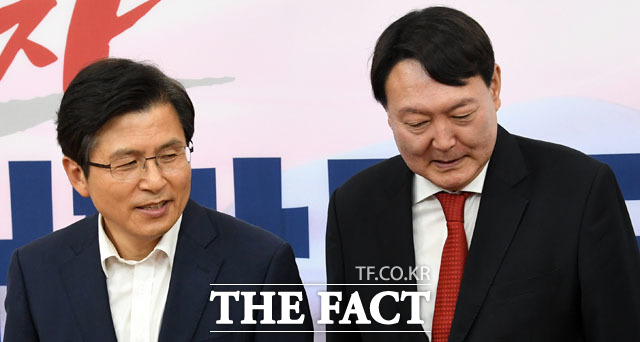 환담을 위해 자리에 앉는 황교안-윤석열