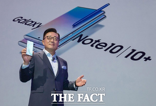 7일(현지 시각) 미국 뉴욕 바클레이스 센터에서 열린 갤럭시 언팩 2019에서 삼성전자 IM 부문장 고동진 사장이 갤럭시노트10을 소개하고 있다. /삼성전자 제공
