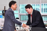 [TF포토] 금태섭 의원과 반갑게 인사 나누는 윤석열 총장