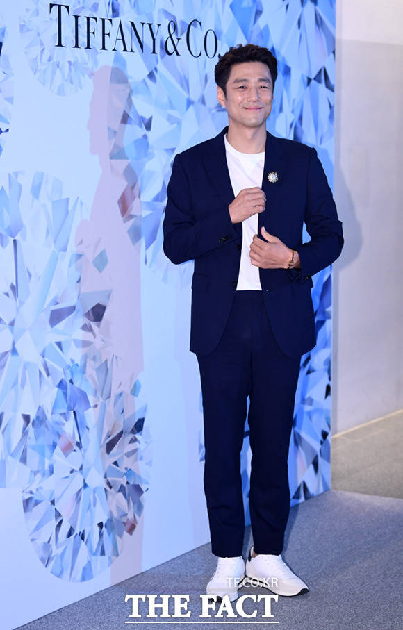 배우 지진희가 9일 오후 서울 중구 동대문디자인플라자에서 열린 티파니 다이아몬드 전시에 참석해 포즈를 취하고 있다. /임세준 기자