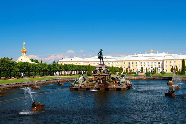 상트페테르부르크는 러시아 제국의 초대황제 표트르 대제가 유럽을 표방해 건설한 도시다. 그로 인해 두 지역의 감성이 결합된 예술적인 건축물이 많다. 사진은 대표 관광지 중 하나인 여름궁전의 전경. /트립닷컴 제공