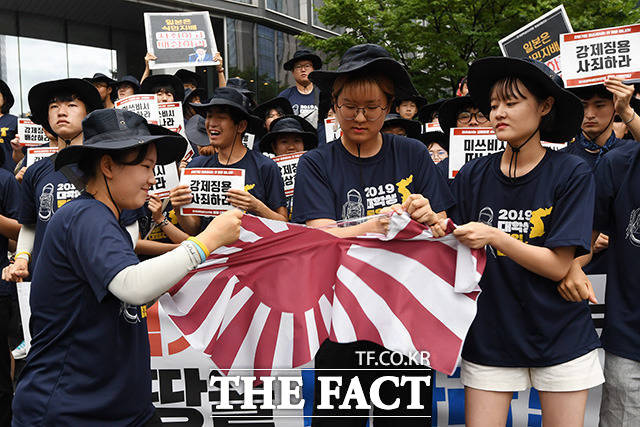 청와대 국민청원에서도 국민은 일본을 향해 불만을 표출하고 있다. 사진은 한국대학생진보연합의 미쓰비시 규탄집회가 7일 오전 서울 중구 미씨비시 본사 앞에서 열린 가운데 참가자들이 전범기를 찢는 모습. /남용희 기자
