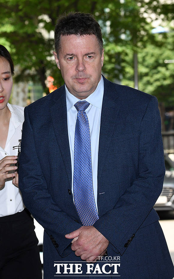 마약 투약 혐의로 불구속 기소된 방송인 하일(로버트 할리)씨가 9일 오전 서울 마포구 서울서부지방법원에서 열린 대한 1차 공판기일에 출석하고 있다./임영무 기자